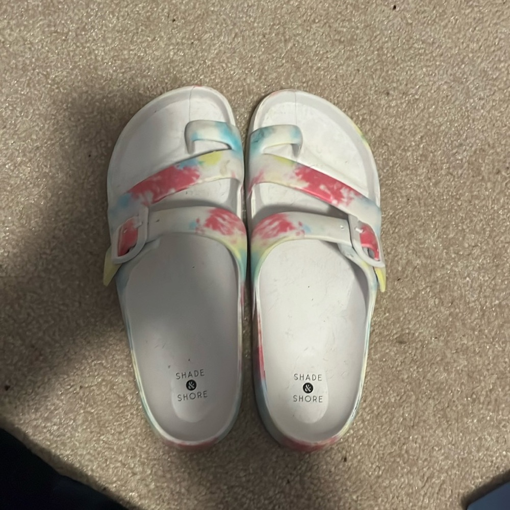 Shade & Shore white and tie-dye slides. Size 8